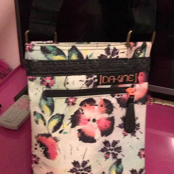 Dakine Handbags - Beautiful Crossbody DAKINE Purse never used!! Dakine Handbags - Beautiful Crossbody DAKINE Purse never used!!